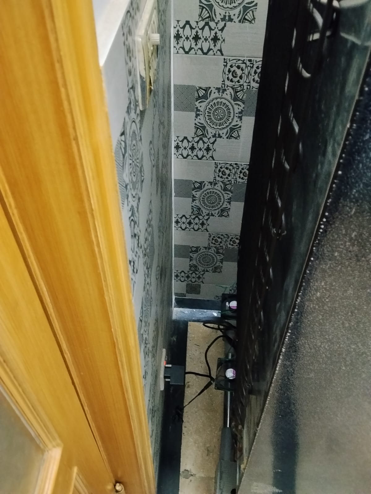 Close-up of the wiring run between the fans and the AC plug.